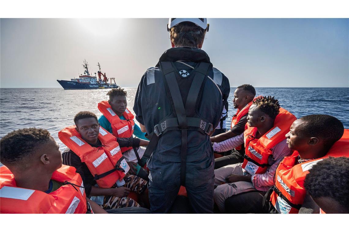 Flüchtlinge werden vor der libyschen Küste aus Seenot gerettet.
