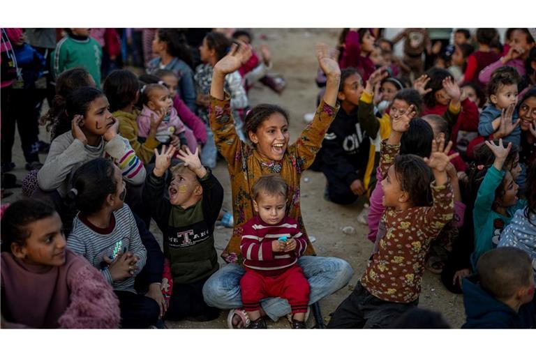 Flüchtlingskinder sehen sich bei einer Vorführung während der Waffenruhe in Gaza Zeichentrickfilme an.