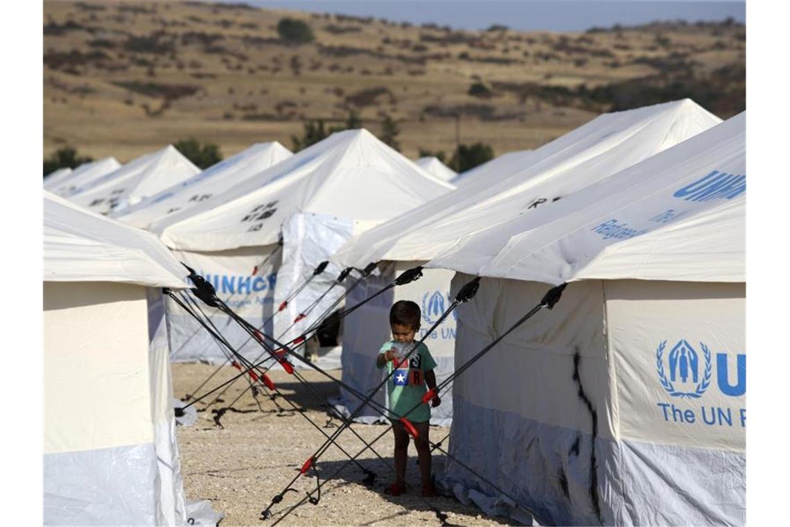 Über 200 Flüchtlinge kommen aufs griechische Festland Flüchtlingslager im Norden Griechenlands: Hierhin bringt die griechische Regierung Migranten, um die überfüllten Lager im Osten der Ägäis zu entlasten. Foto: Giannis Papanikos/AP/dpa