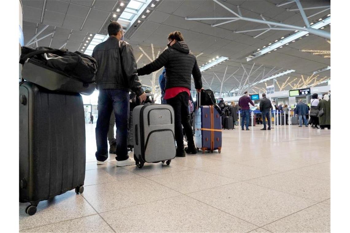 Land beteiligt sich an Hilfspaket für Stuttgarter Flughafen Flugapassagiere stehen in Schlangen im Flughafengebäude vor der Abfertigung. Foto: Andreas Rosar/dpa/Archivbild