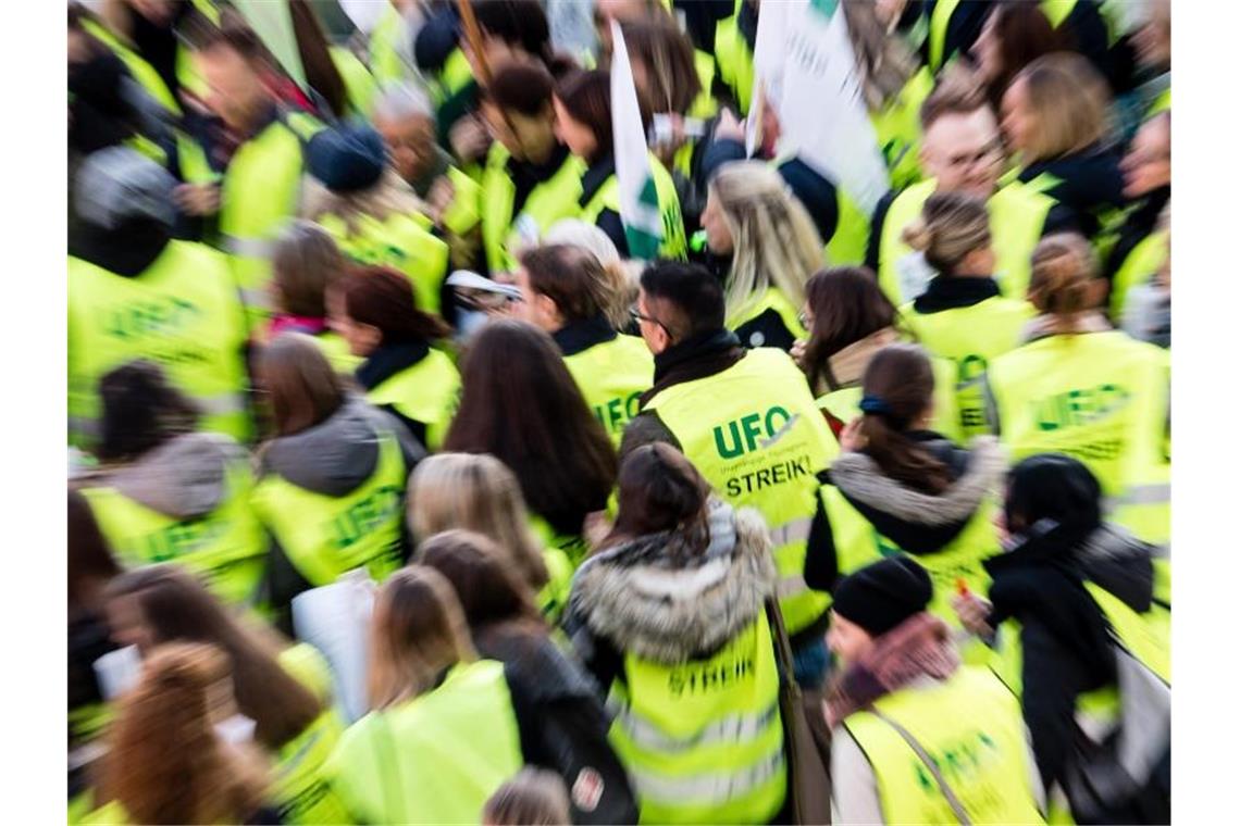Gewerkschaft: Streikaufruf bei Lufthansa jederzeit möglich Flugbegleiter der Unabhängigen Flugbegleiter Organisation UFO haben sich zu einer Streik-Kundgebung im Münchener Airport versammelt (Archiv). Foto: Matthias Balk/dpa