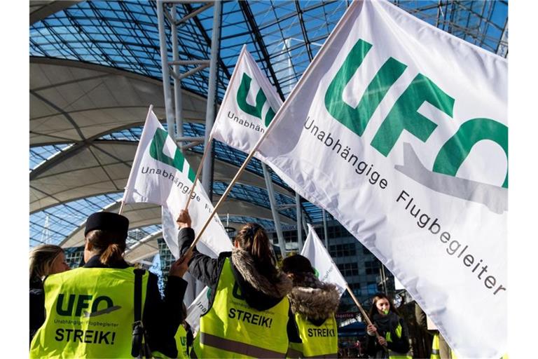 Flugbegleiter haben sich bei einem Streik zu einer Kundgebung vor dem Terminal am Münchner Flughafen versammelt. Foto: Matthias Balk/dpa