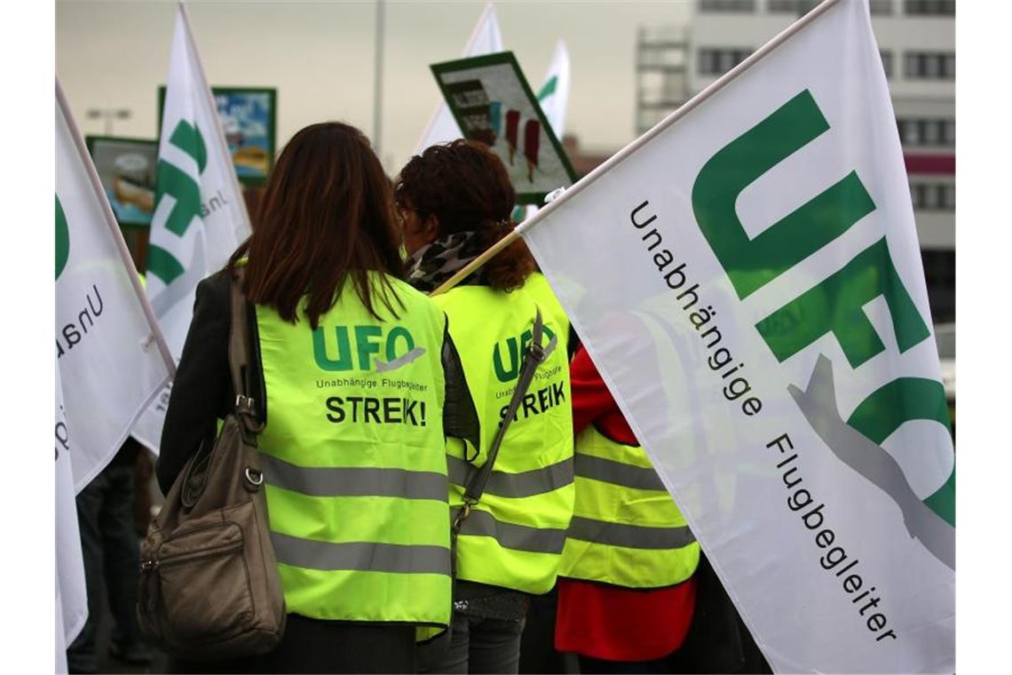 Gericht zweifelt Ufo-Vorstandswahl an Flugbegleiter mit Fahnen der Gewerkschaft Ufo bei einer Kundgebung. Die Wahl des aktuellen Ufo-Vorstandes ist gerichtlich für „schwebend ungültig“ erklärt worden. Foto: Oliver Berg