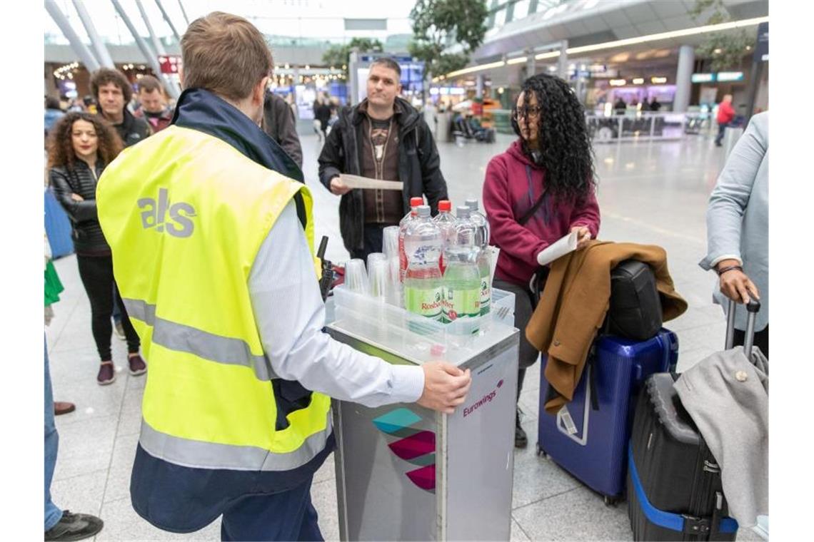 Lufthansa und Verdi sprechen über Flugbegleiter-Tarifvertrag Flugbegleiter-Streik am 20. Oktober auf dem Flughafen Düsseldorf. Foto: Friso Gentsch/dpa