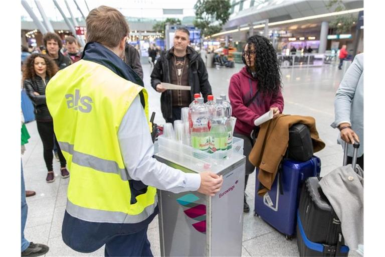 Flugbegleiter-Streik am 20. Oktober auf dem Flughafen Düsseldorf. Foto: Friso Gentsch/dpa