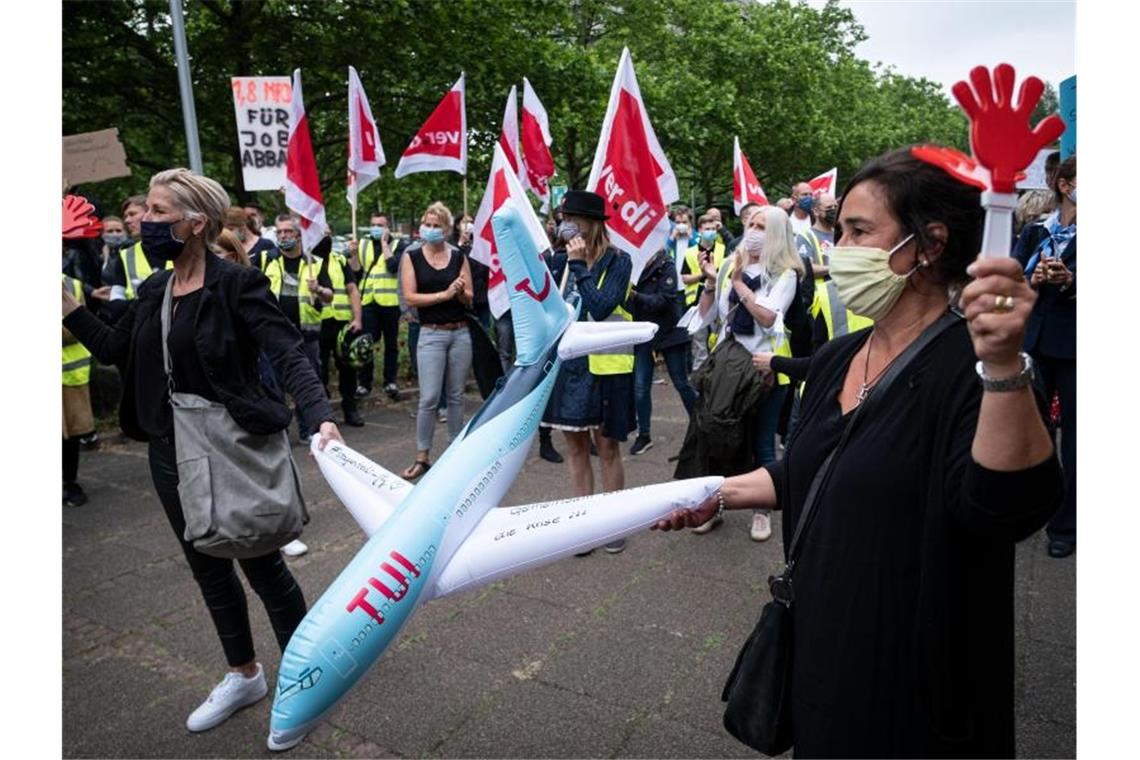 Flugbegleiter von Tuifly demonstrieren während der Aufsichtsratssitzung vor dem Gebäude der Tui Group in Hannover. Foto: Peter Steffen/dpa