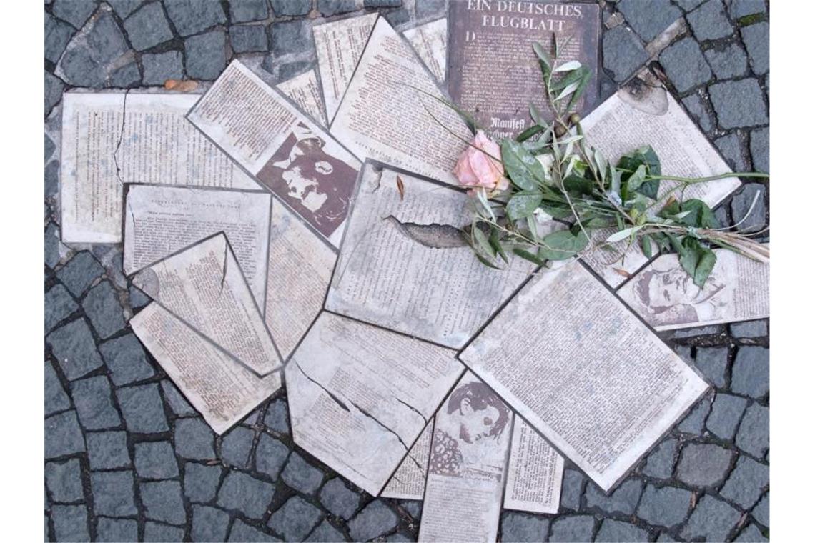 Briefmarke und Gedenkfeier zu Sophie Scholls 100. Geburtstag Flugblätter der Widerstandsgruppe "Weiße Rose" als Denkmal in den Boden eingelassen. Foto: Sven Hoppe/dpa
