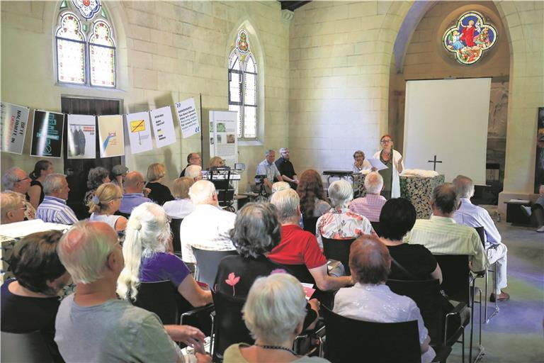 Flugblätter in zeitgemäßer Form schmücken die Kapelle, als Renate Deck an die Geschwister und Widerstandskämpfer Hans und Sophie Scholl erinnert. Foto: A. Becher