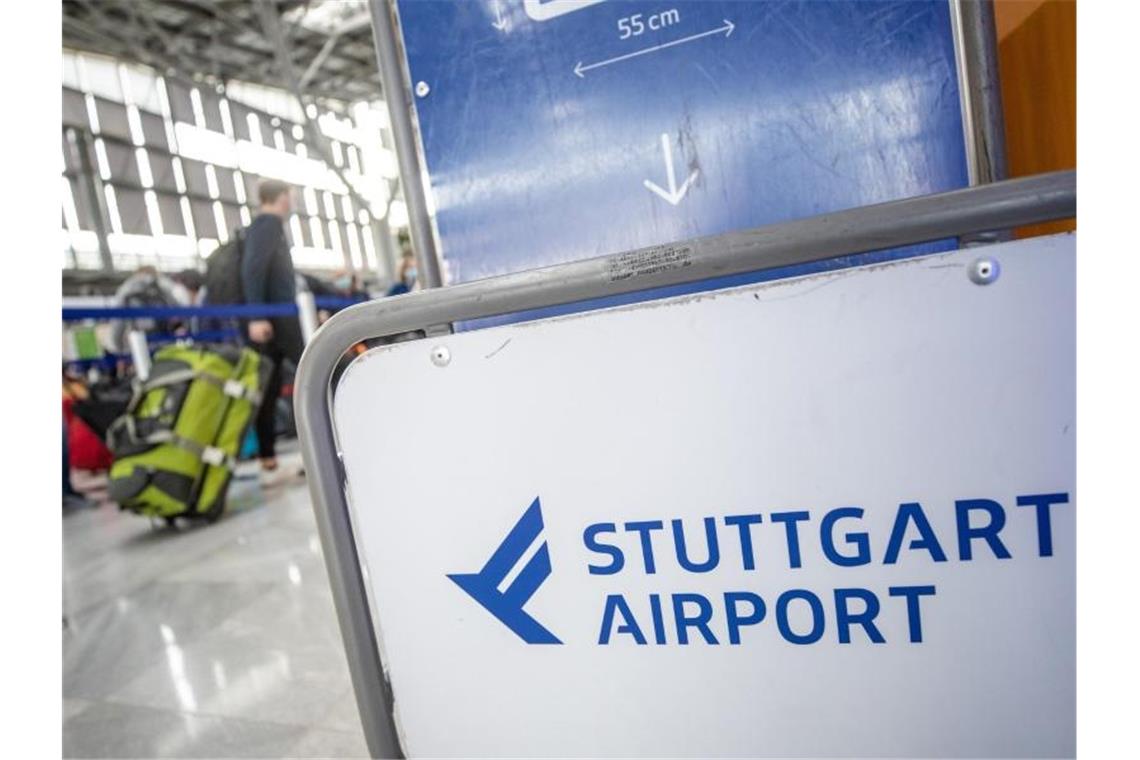 Mehr Zeit zum kostenlosen Knutschen am Stuttgarter Flughafen Fluggäste gehen mit ihrem Gepäck zu Check-In-Schaltern am Flughafen Stuttgart. Foto: Christoph Schmidt/dpa