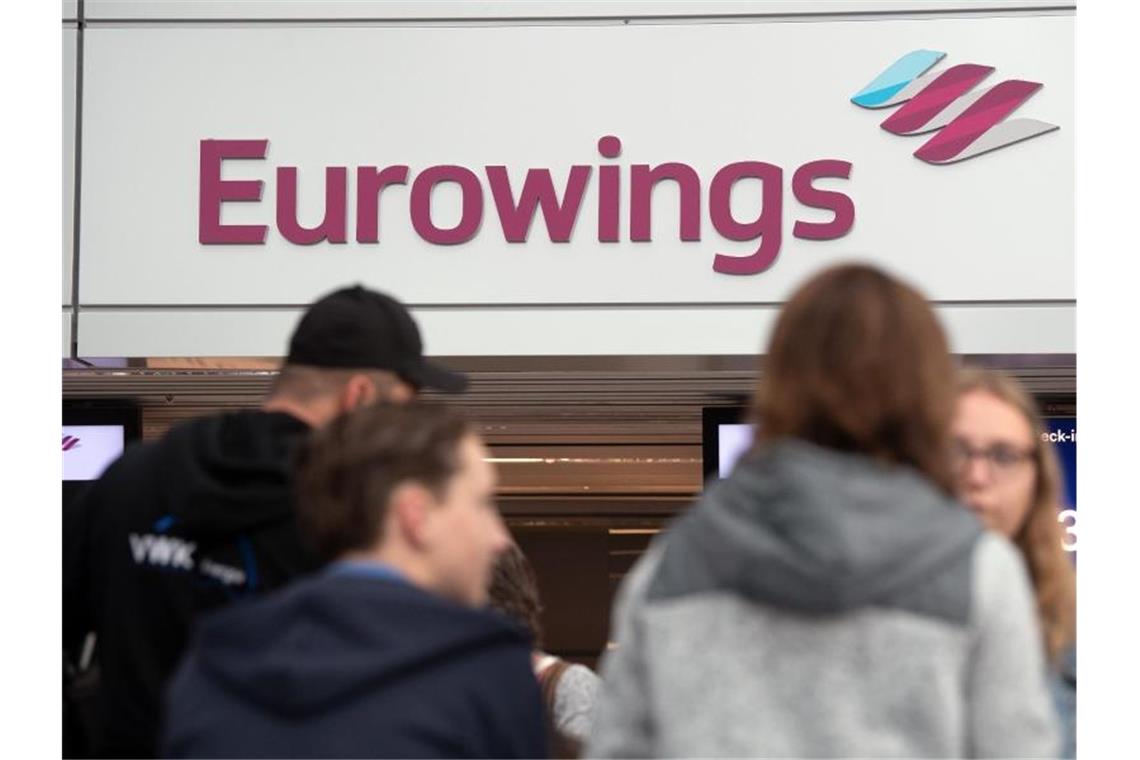 Fluggäste warten an einem Check In-Schalter von Eurowings. Foto: Federico Gambarini