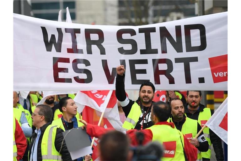 Flughafen-Mitarbeiter sind auf dem Weg zu einer Kundgebung am Frankfurter Flughafen. Foto: Arne Dedert