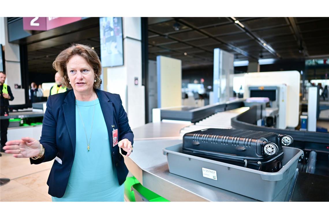 Umrüstung der Sicherheitskontrollen am BER geht voran Flughafenchefin Aletta von Massenbach stellt neue CT-Scanner am Flughafen BER vor.