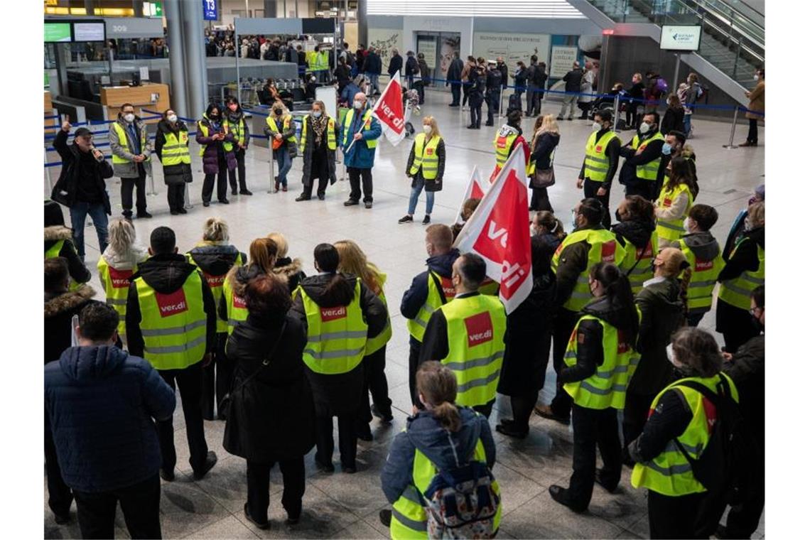 Flughäfen: Verdi-Warnstreik traf 102.000 Passagiere Flughafenmitarbeiter des Sicherheitspersonals streiken am Flughafen Stuttgart. Foto: Christoph Schmidt/dpa