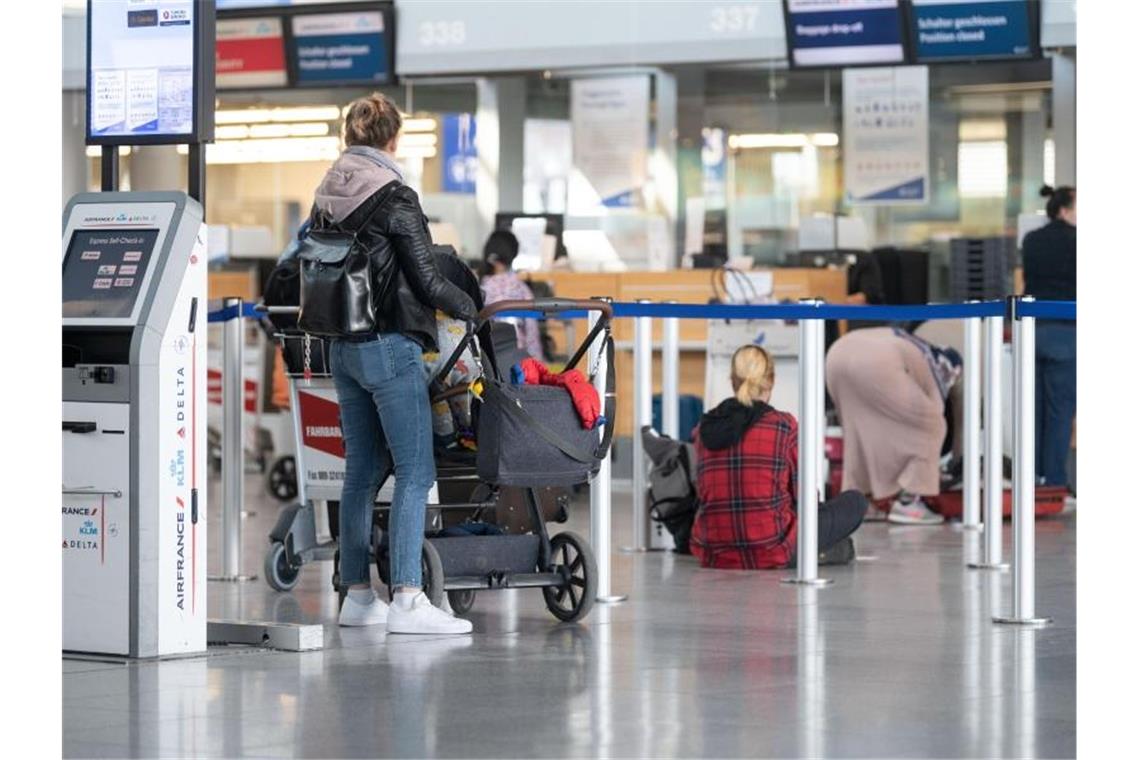 Flughafen Stuttgart erarbeitet Corona-Sicherheitskonzept Flugpassagiere warten in Terminal 1 des Flughafen Stuttgart. Foto: Marijan Murat/dpa/Archivbild