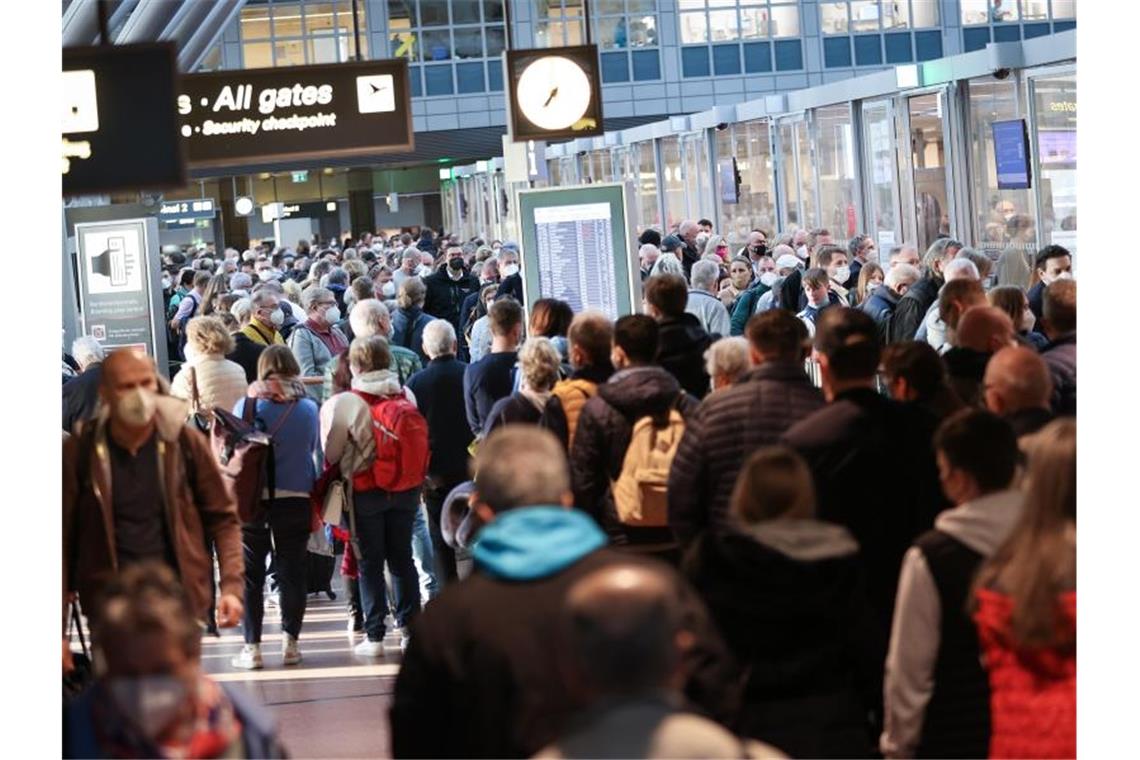 Flughäfen: Verdi-Warnstreik traf 102.000 Passagiere Flugreisende wie hier in Hamburg müssen sich wegen Warnstreiks in dieser Woche erneut auf Ausfälle vorbereiten. Foto: Christian Charisius/dpa