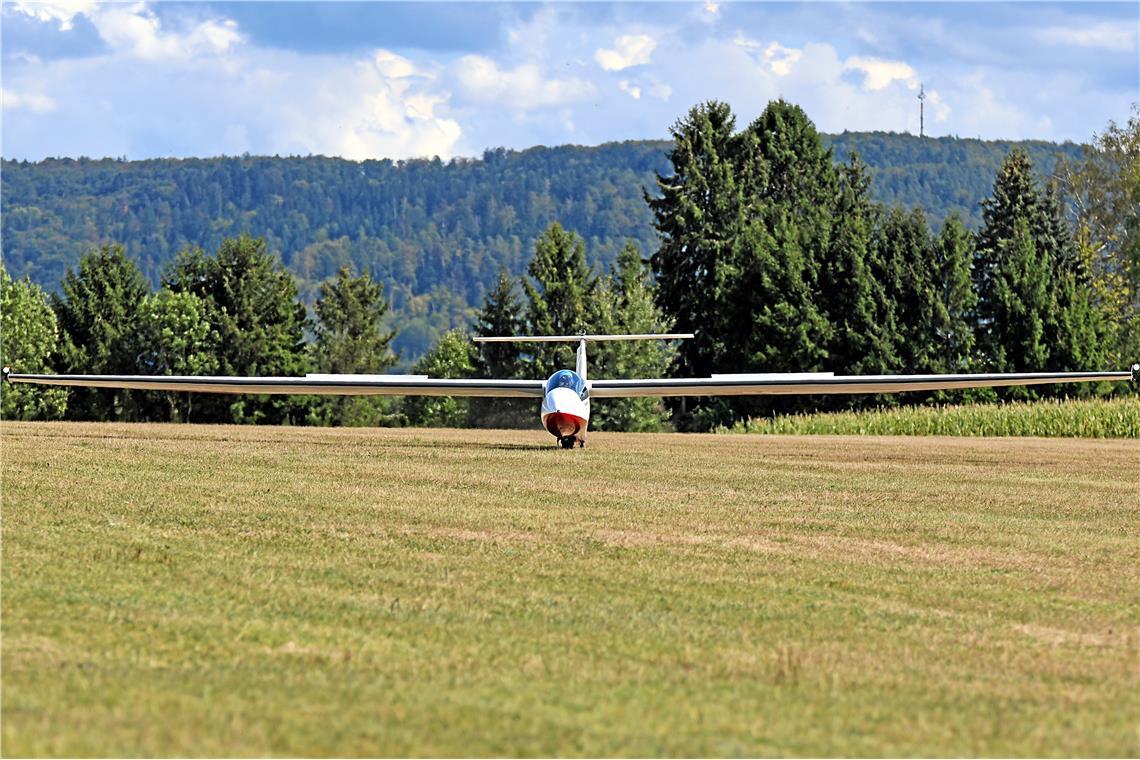 Flugshow mit Alex Baumgartner in seinem Segelflugzeug. Flugplatzfest und 75-jähr...