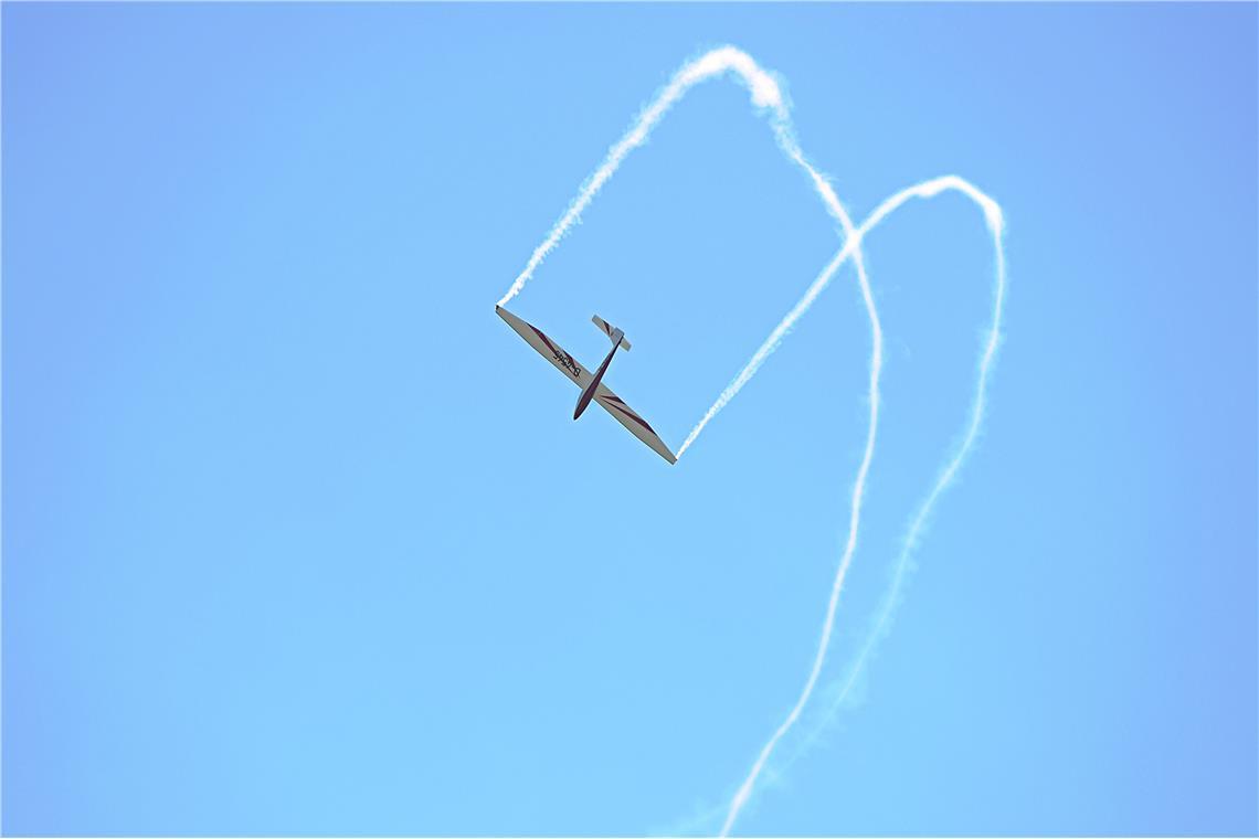 Flugshow mit Alex Baumgartner in seinem Segelflugzeug. Flugplatzfest und 75-jähr...