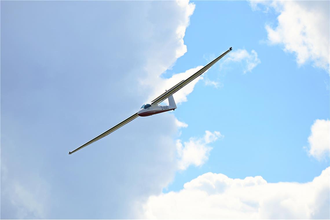 Flugshow mit Alex Baumgartner in seinem Segelflugzeug. Flugplatzfest und 75-jähr...