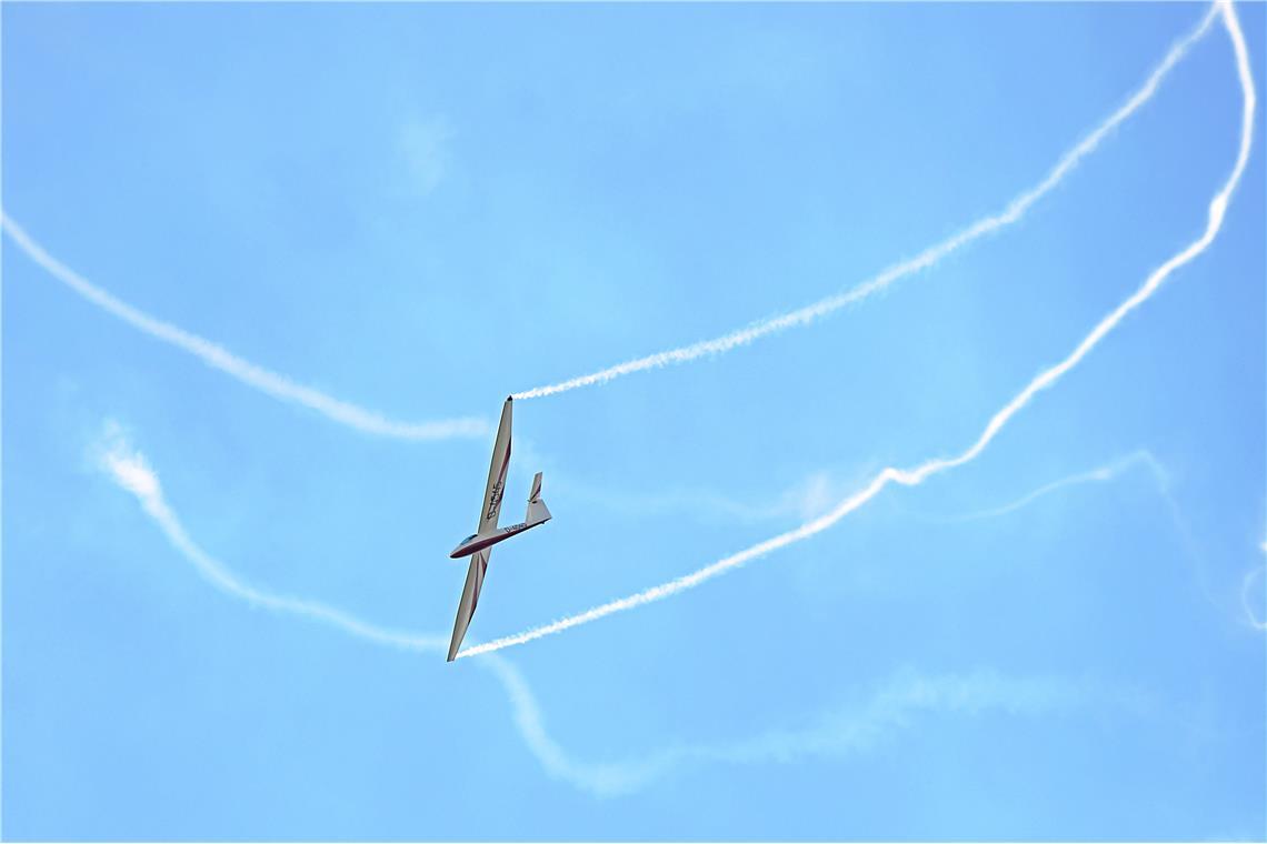 Flugshow mit Alex Baumgartner in seinem Segelflugzeug. Flugplatzfest und 75-jähr...