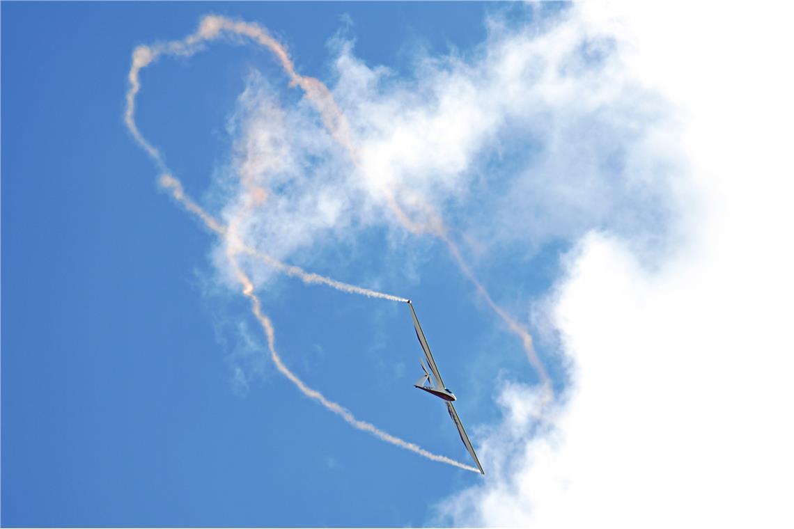 Flugshow mit Alex Baumgartner in seinem Segelflugzeug. Flugplatzfest und 75-jähr...