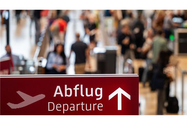 Flugtouristen müssen sich im bevorstehenden Sommer auf weiter steigende Ticketpreise einstellen (Symbolfoto).