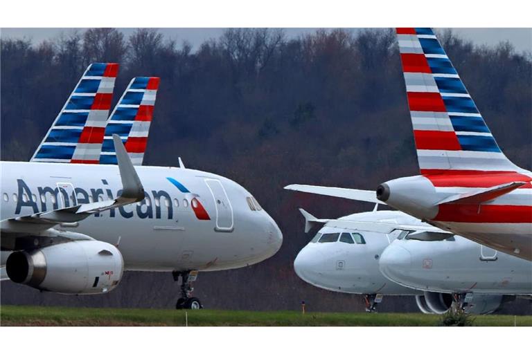 Flugzeuge der American Airlines stehen auf dem Pittsburgh International Airport.