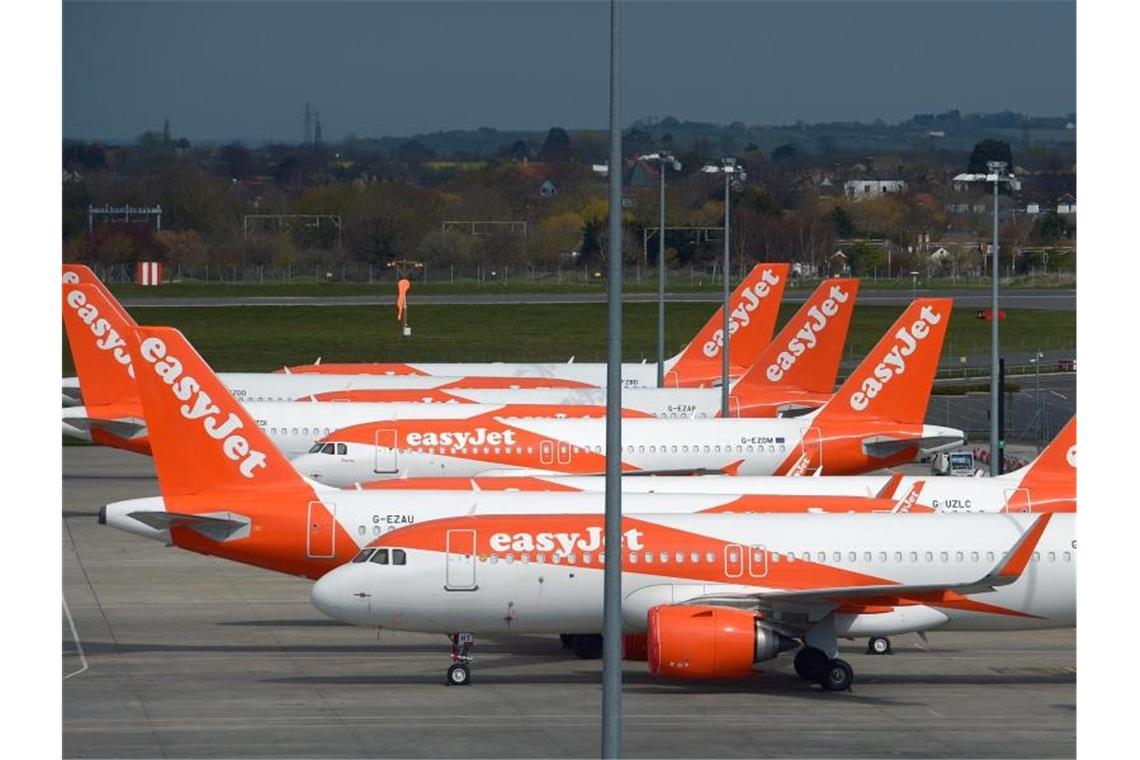 Easyjet will 30 Prozent der Stellen streichen Flugzeuge der britischen Fluggesellschaft Easyjet auf dem Flughafen London Southend. Foto: Nick Ansell/PA Wire/dpa