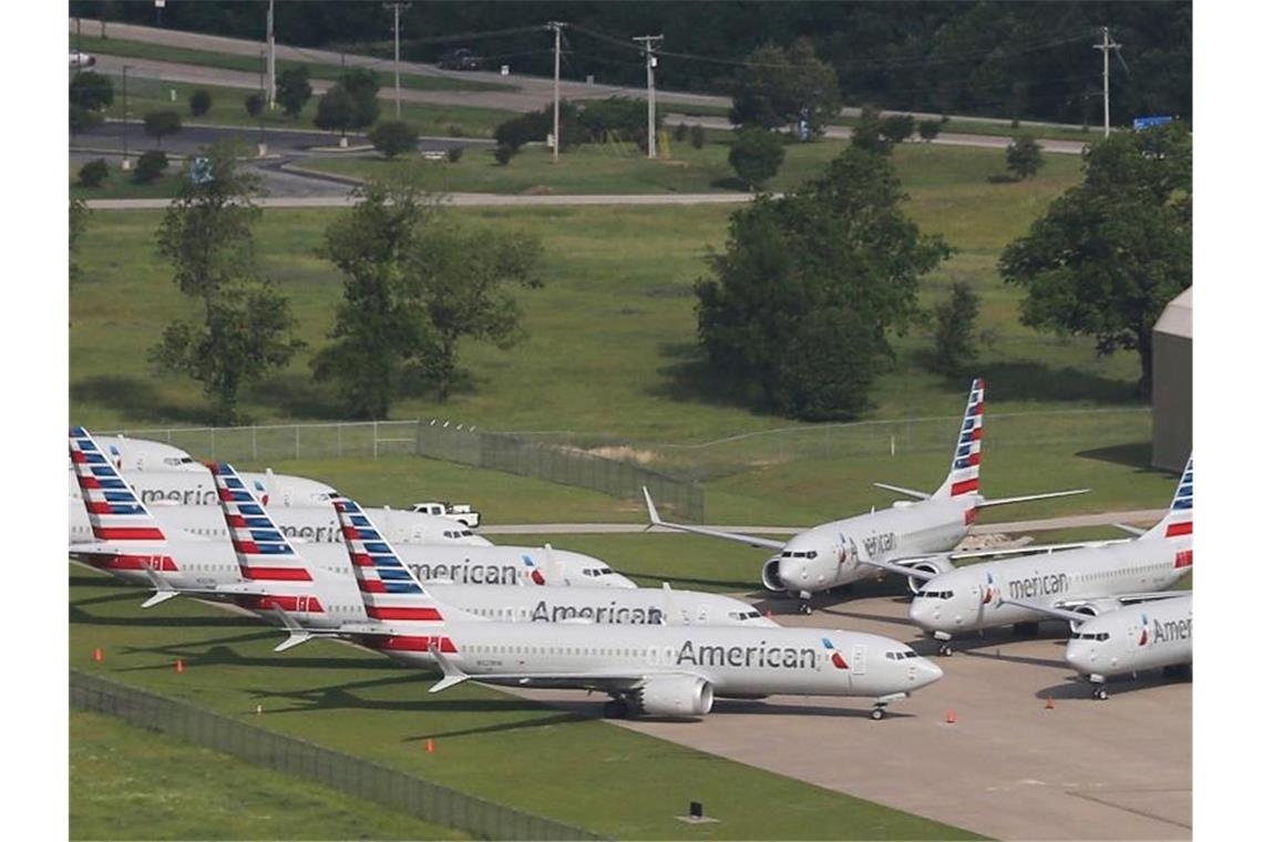 Boeing einigt sich mit American Airlines auf Schadenersatz Flugzeuge der Fluggesellschaft American Airlines vom Typ Boeing 737 Max stehen am Internationalen Flughafen Tulsa in den USA. Foto: Tom Gilbert/Tulsa World/dpa