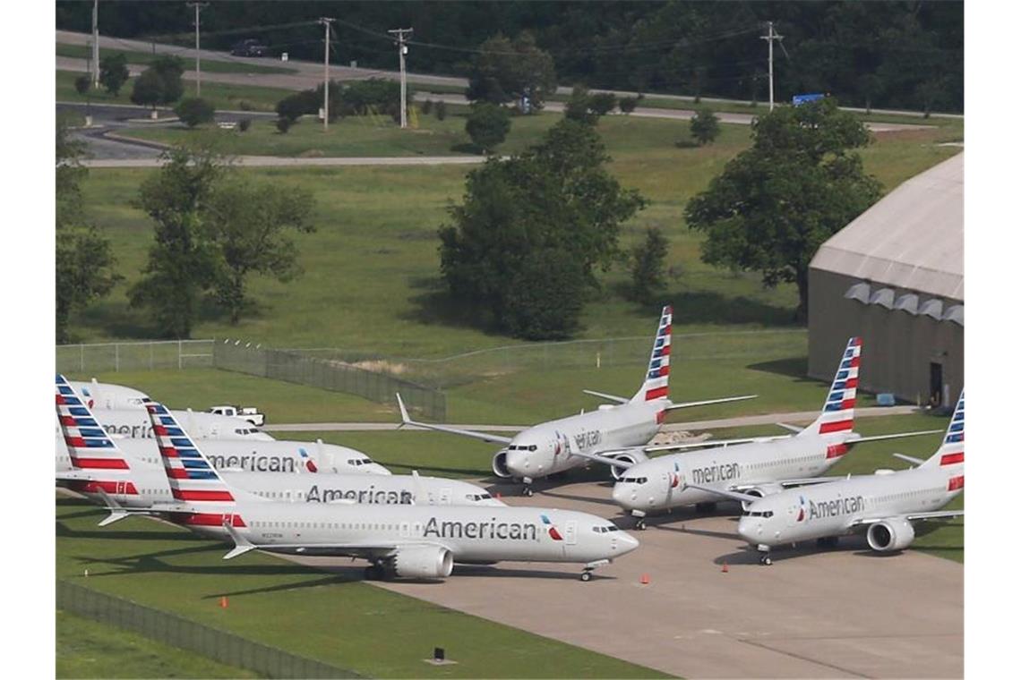 Flugzeuge der Fluggesellschaft American Airlines vom Typ Boeing 737 Max stehen am Internationalen Flughafen Tulsa. Foto: Tom Gilbert/Tulsa World/dpa