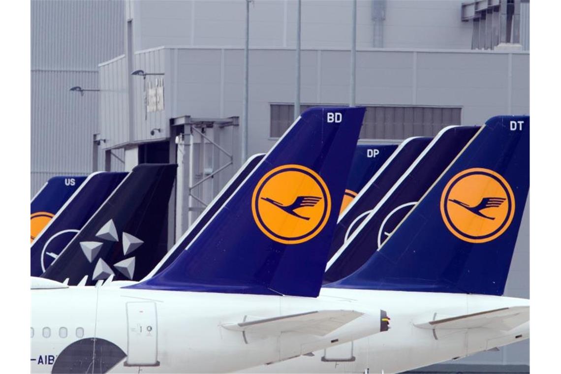 Flugzeuge der Fluggesellschaft Lufthansa am Rand des Rollfeldes. Foto: Soeren Stache/dpa-Zentralbild/dpa