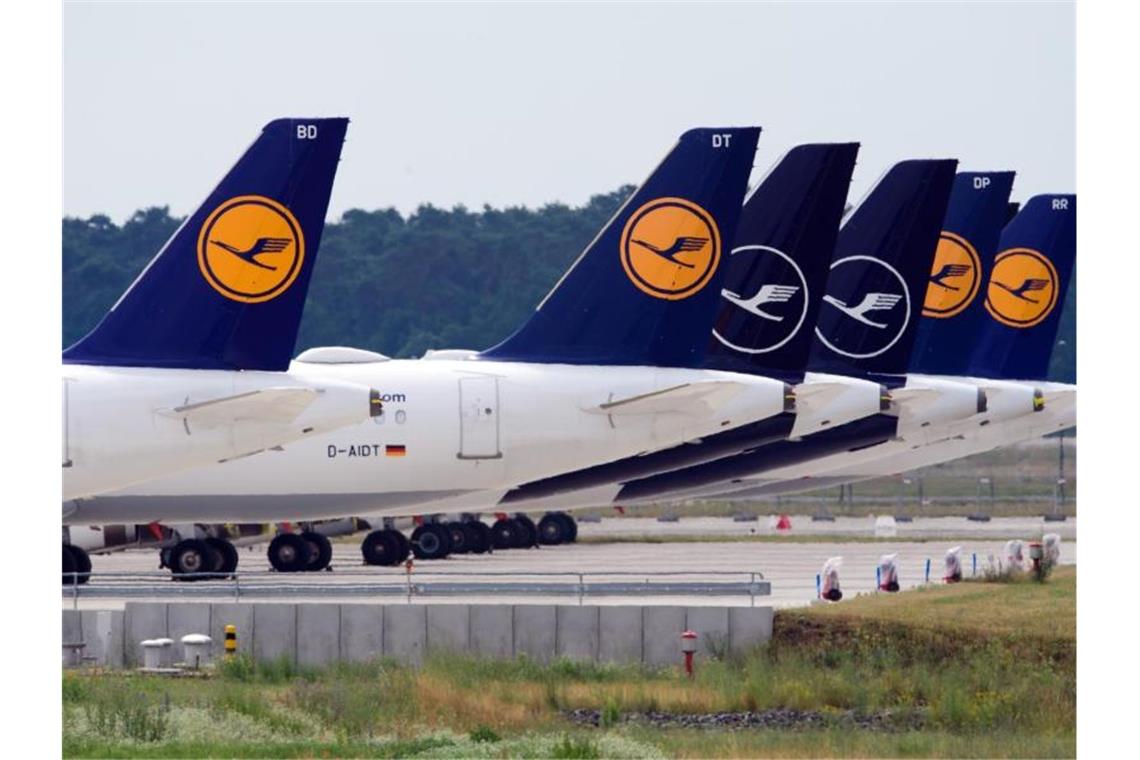 Flugzeuge der Fluggesellschaft Lufthansa stehen am Rand des Rollfeldes in Schönefeld nebeneinander. Foto: Soeren Stache/dpa-Zentralbild/dpa