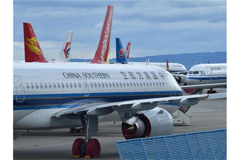 Flugzeuge der Fluggesellschaften China Southern Airlines (vorne, l) und Air China (r) am Flughafen Erfurt-Weimar. Foto: Martin Schutt/dpa-Zentralbild/dpa