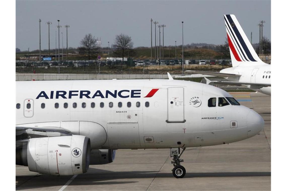Paris will Luftfahrtindustrie mit 15 Milliarden Euro retten Flugzeuge der französischen Airline Air France stehen auf dem Rollfeld des Flughafens Paris Charles de Gaulle. Foto: Christophe Ena/AP/dpa