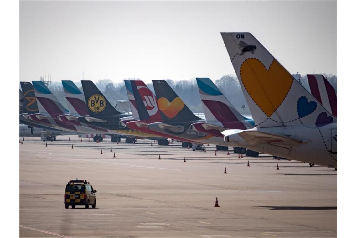 So wenige Flugzeuge über Deutschland wie Ende der 1980er Flugzeuge der Lufthansa, Germanwings und Eurowings stehen auf dem Vorfeld des Flughafens Düsseldorf. Einen beispiellosen Corona-Schock hat die Luftfahrtindustrie erlitten. Foto: Federico Gambarini/dpa
