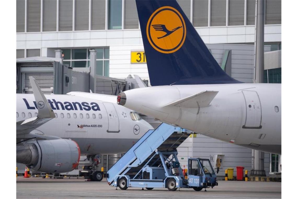 Flugzeuge der Lufthansa stehen auf dem Vorfeld am Flughafen München. Foto: Sven Hoppe/dpa