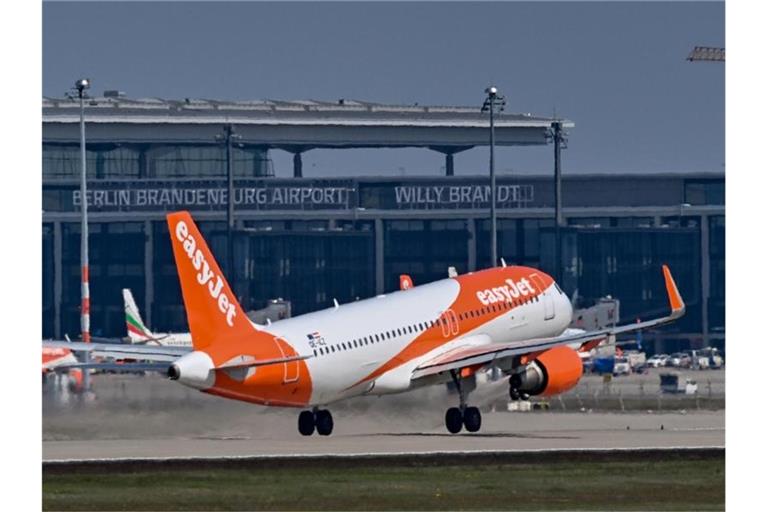 Flugzeuge, die wegen der Pandemie nicht abheben - das ist schlecht für das Geschäft von Airports. Schmerzhaft bekommt das auch der endlich fertiggestellte Berliner Flughafen BER zu spüren. Foto: Patrick Pleul/dpa-Zentralbild/dpa