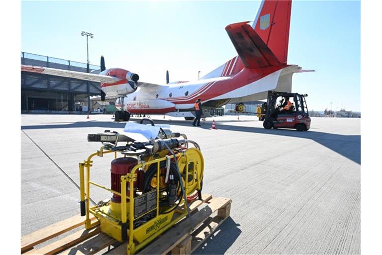 Flugzeuge mit Hilfsgütern für die Ukraine werden auf dem Landesflughafen in Stuttgart beladen. Foto: Bernd Weißbrod/dpa