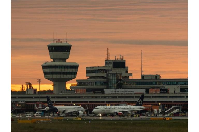 Flugzeuge stehen auf dem Rollfeld des Flughafens Berlin-Tegel. Foto: Christophe Gateau/dpa