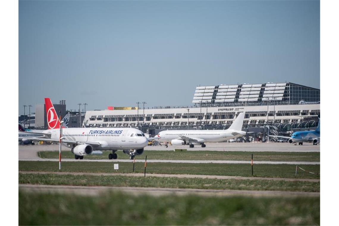 Flugzeuge stehen auf dem Rollfeld des Flughafens Stuttgart. Foto: Sebastian Gollnow/dpa/Archivbild