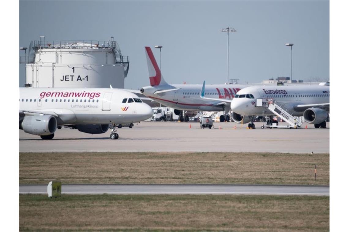 Flugzeuge stehen auf dem Vorfeld des Flughafens Stuttgart. Foto: Marijan Murat/dpa