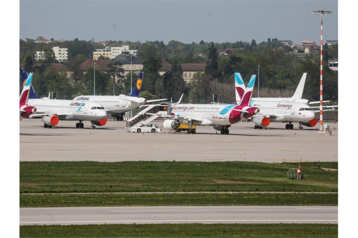 Flugzeuge stehen auf dem Vorfeld des Stuttgarter Flughafens. Foto: Christoph Schmidt/dpa/Archivbild