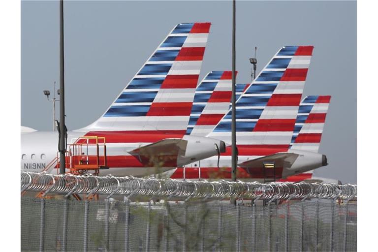 Flugzeuge von American Airlines stehen auf dem internationalen Flughafen Dallas/Fort Worth. Foto: Lm Otero/AP/dpa
