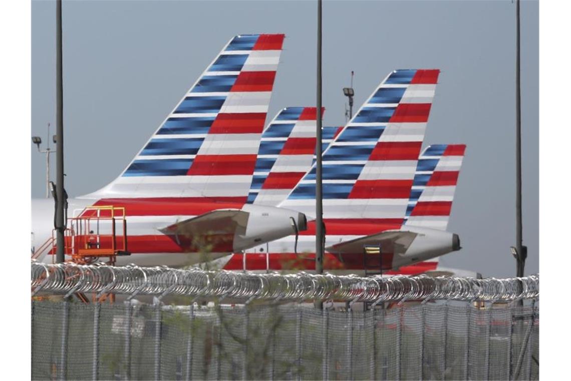 US-Regierung wird Airlines mit Milliardenprogramm stützen Flugzeuge von American Airlines stehen still - die Airline braucht Geld. Foto: Lm Otero/AP/dpa