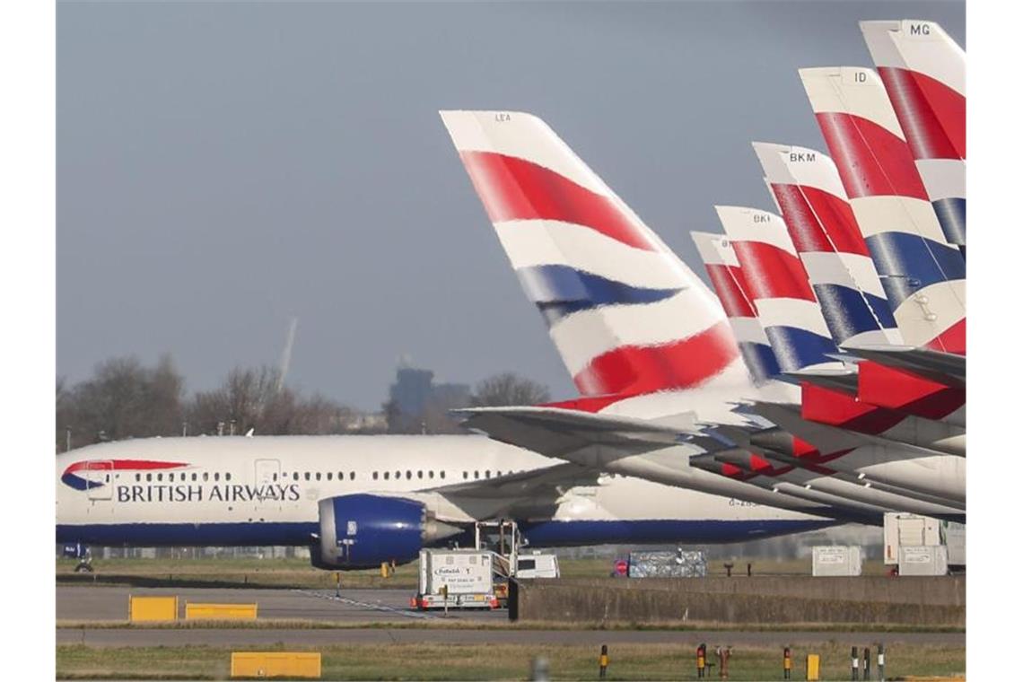 Flugzeuge von British Airways stehen auf dem Flughafen Heathrow. Foto: Steve Parsons/PA Wire/dpa
