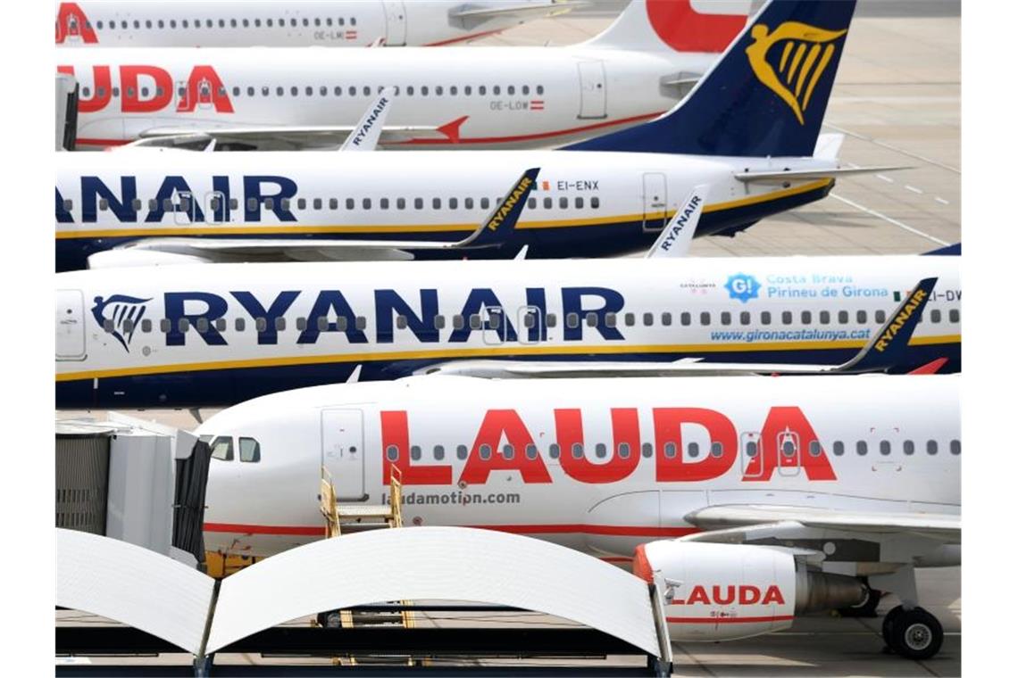 Flugzeuge von Laudamotion und Ryanair stehen auf einem Flughafen. Foto: Helmut Fohringer/APA/dpa/Archiv/Symbolbild