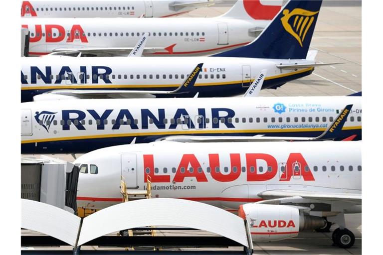 Flugzeuge von Laudamotion und Ryanair stehen auf einem Flughafen. Foto: Helmut Fohringer/APA/dpa/Archiv/Symbolbild
