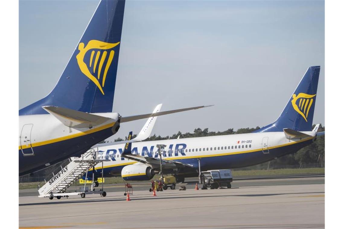 Flugzeuge von Ryanair stehen auf dem Flughafen Weeze am Niederrhein. Foto: Arnulf Stoffel/dpa
