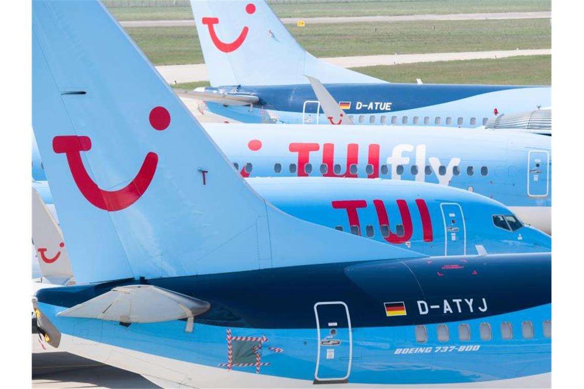 Flugzeuge von Tui parken am Flughafen Hannover. Das dritte Geschäftsquartal von April bis Juni hatte Tui tief in die roten Zahlen gerissen. Foto: Julian Stratenschulte/dpa