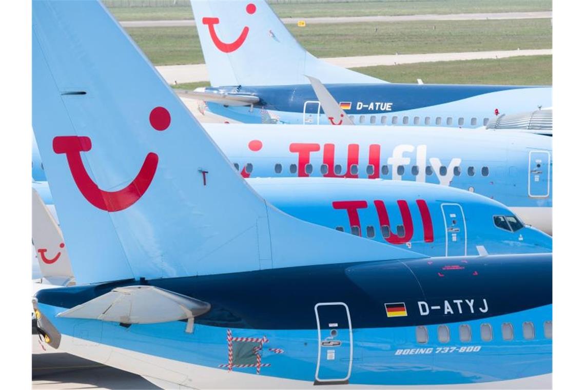 Reisekonzern Tui verhandelt über weitere Staatshilfen Flugzeuge von Tui parken am Flughafen Hannover. Das dritte Geschäftsquartal von April bis Juni hatte Tui tief in die roten Zahlen gerissen. Foto: Julian Stratenschulte/dpa