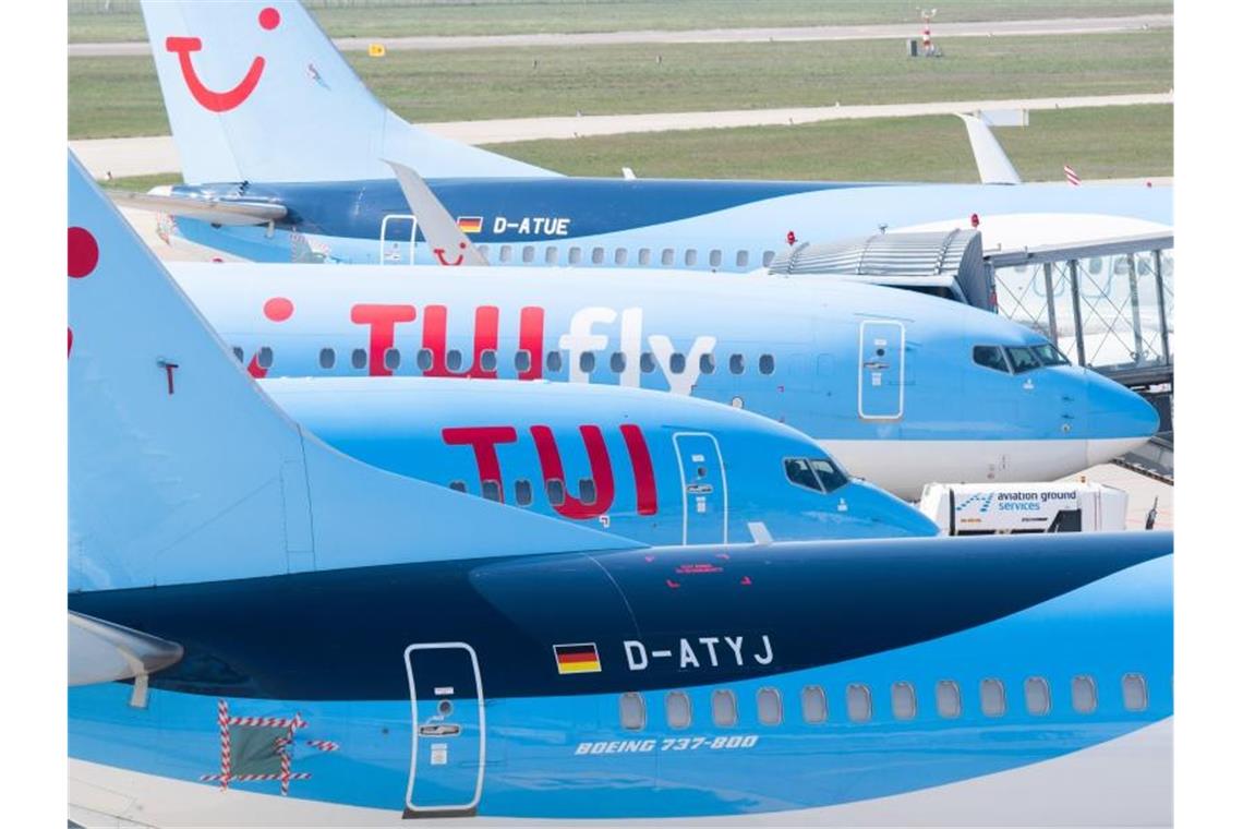 Niedersächsische Bürgschaften für Tui? Flugzeuge von Tuifly parken am Flughafen Hannover-Langenhagen. Foto: Julian Stratenschulte/dpa